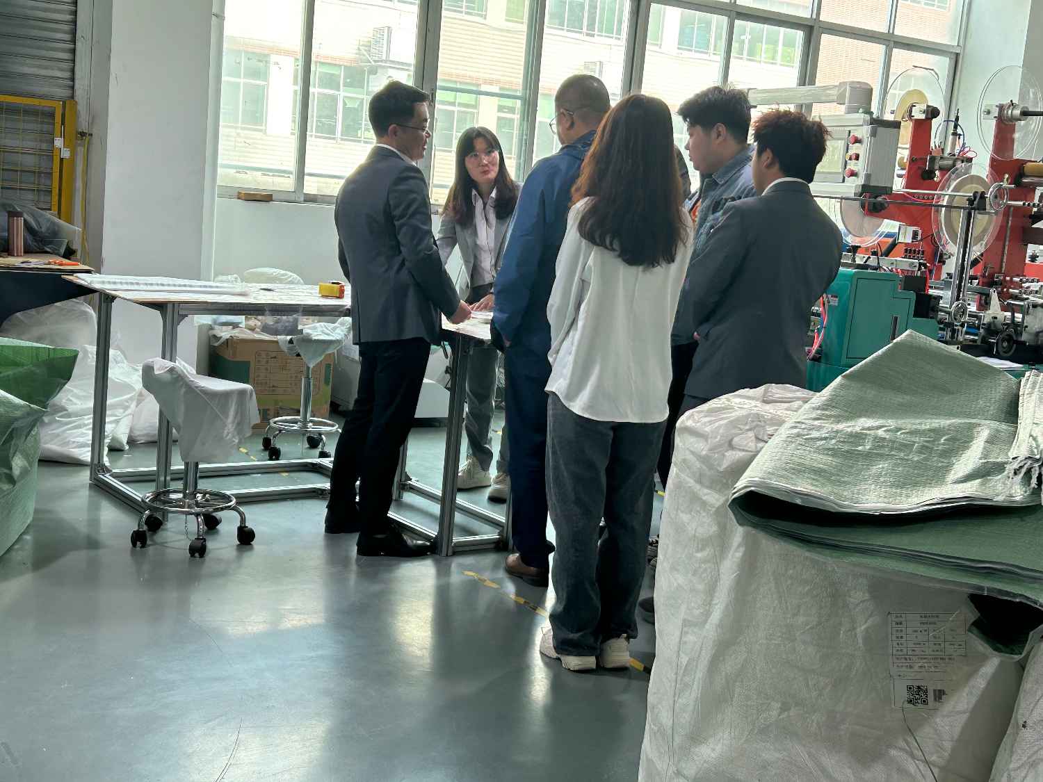 國際合作伙伴深度考察，共謀發(fā)展 —— 外國客戶訪問久信達科技生產(chǎn)車間(圖3)