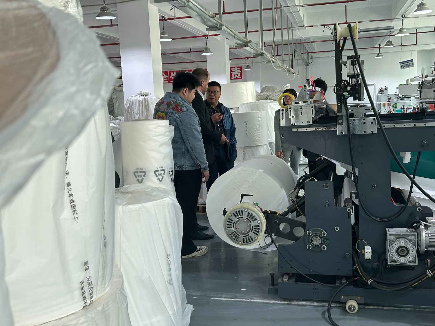 國際合作伙伴深度考察，共謀發(fā)展 —— 外國客戶訪問久信達科技生產(chǎn)車間(圖4)