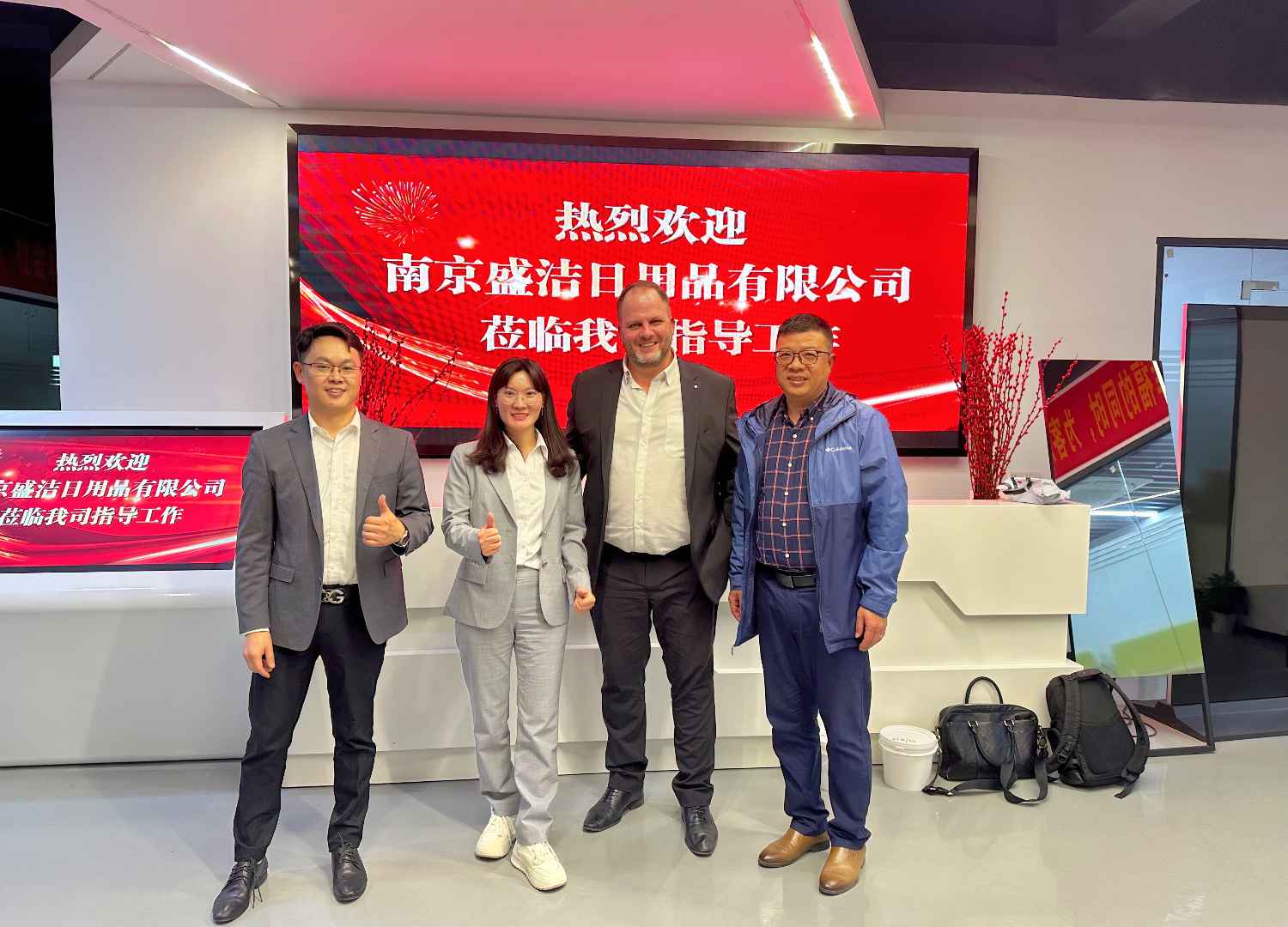 國際合作伙伴深度考察，共謀發(fā)展 —— 外國客戶訪問久信達科技生產(chǎn)車間(圖1)
